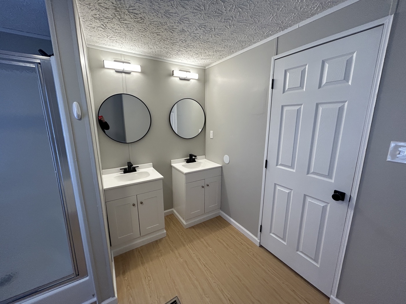 Double vanity bathroom